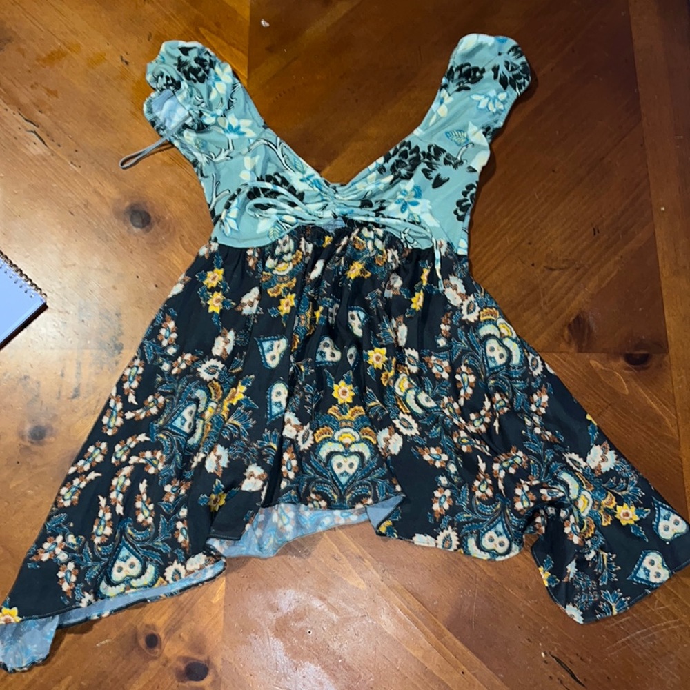 Floral keyhole flowy top from free people. No size tag but fits me. I think xs.